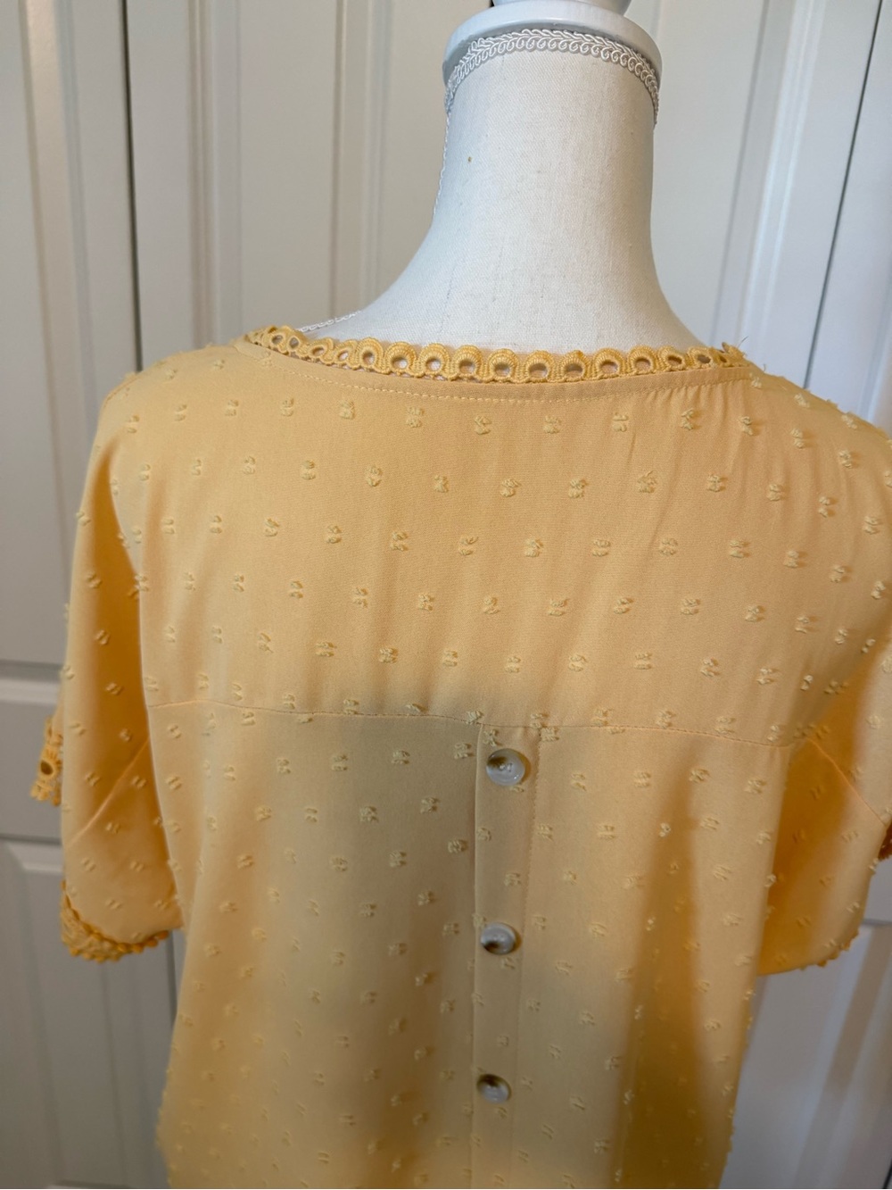Women's Yellow Crochet Yoke Short Sleeve Blouse Size Large GUC - Picture 10 of 16